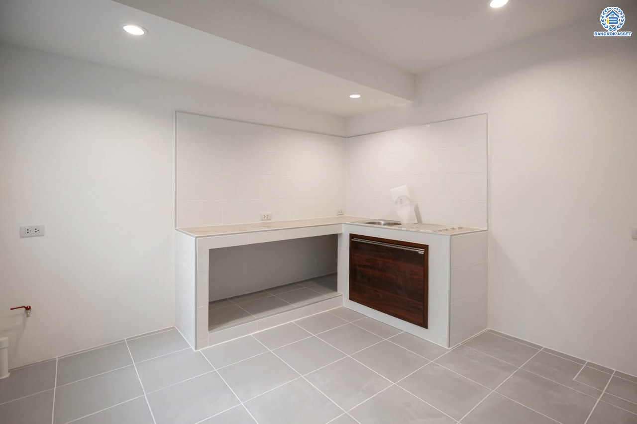 บ้านมือสองตกแต่งใหม่ โครงการ มิตรรุ่งเรือง จรัญสนิทวงศ์ เนื้อที่ 27 ตร.ว. ฟังก์ชัน 3 ห้องนอน 2 ห้องน้ำ จอดรถได้ 1 คัน บนทำเลศักยภาพ เชื่อมต่อหลายเส้นทาง ใกล้จุดขึ้นทางด่วน "ศรีรัช" และรถไฟฟ้าสายสีน้ำเงิน "สถานีไฟฉาย"